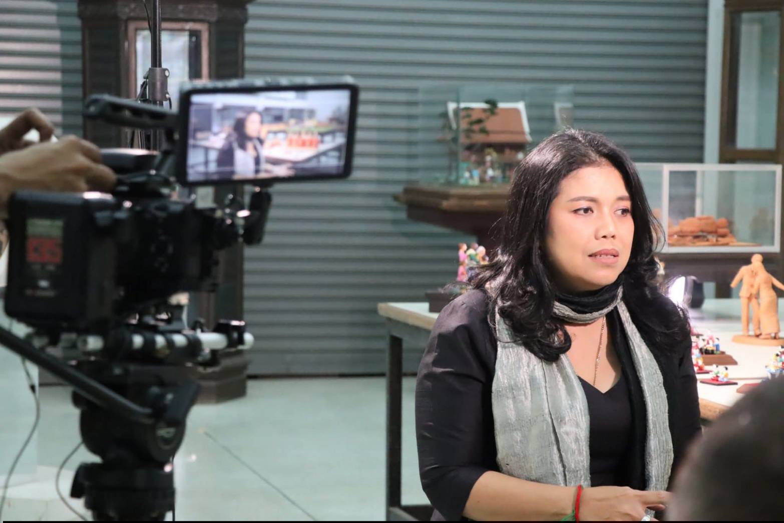 title - เลขาธิการ ส.ป.ก. บันทึกเทปให้สัมภาษณ์กิจกรรมการดำเนินงานผลสำเร็จของศูนย์ศิลปาชีพบางไทรฯ ณ ศูนย์ส่งเสริมและพัฒนาอาชีพเสริมนอกภาคการเกษตร